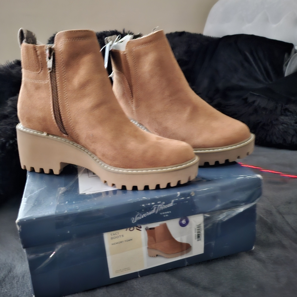 UNIVERSAL THREAD BOOTS